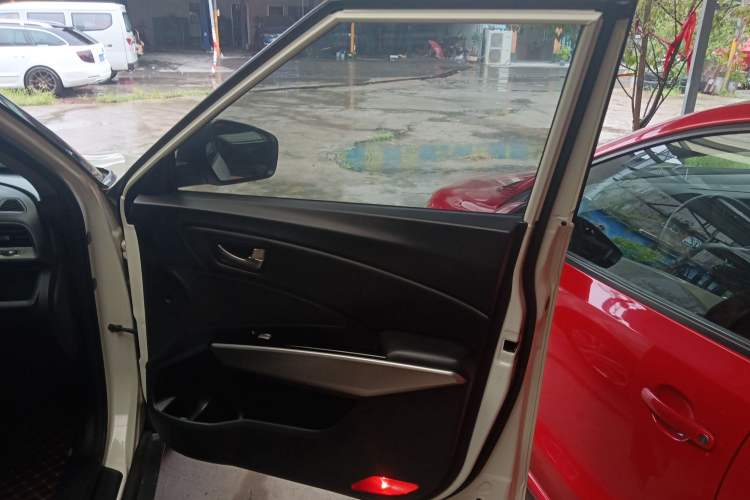 Used SsangYong Tivolan 2015 1.6L Automatic Two-Wheel Drive Zhi Chun Edition Right Front Door Interior
