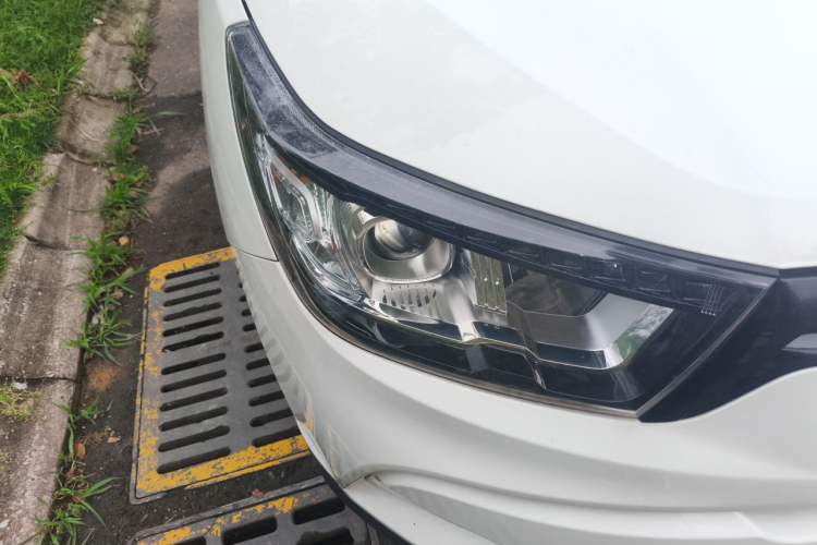 Used SsangYong Tivolan 2015 1.6L Automatic Two-Wheel Drive ZhiShang Edition Right Front Headlight