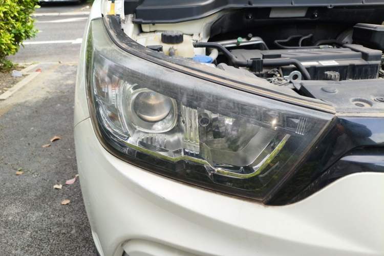 Used SsangYong Tivolan 2015 1.6L Automatic Two-Wheel Drive ZhiShang Edition Right Front Headlight