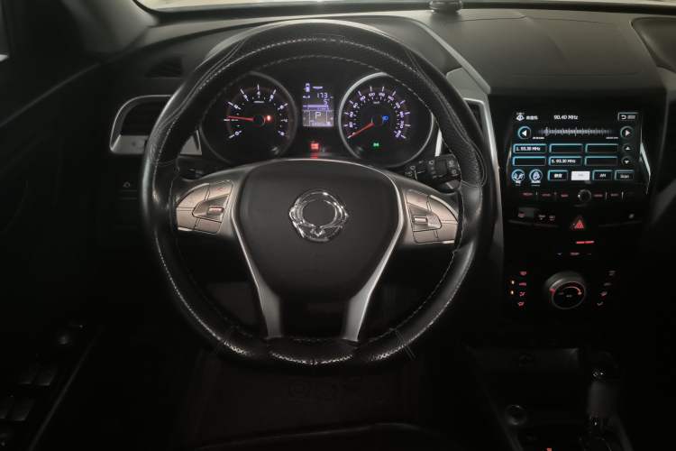 Used SsangYong Tivolan 2015 1.6L Automatic Two-Wheel Drive ZhiShang Edition Steering Wheel