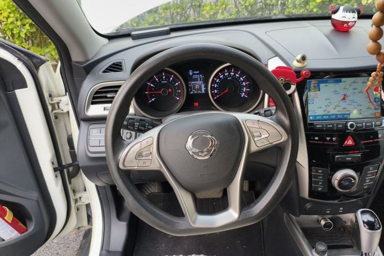 Used SsangYong Tivolan 2015 1.6L Automatic Two-Wheel Drive ZhiShang Edition Steering Wheel