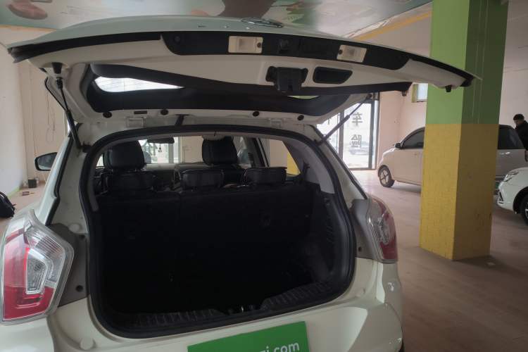 Used SsangYong Tivolan 2015 1.6L Automatic Two-Wheel Drive ZhiShang Edition Trunk