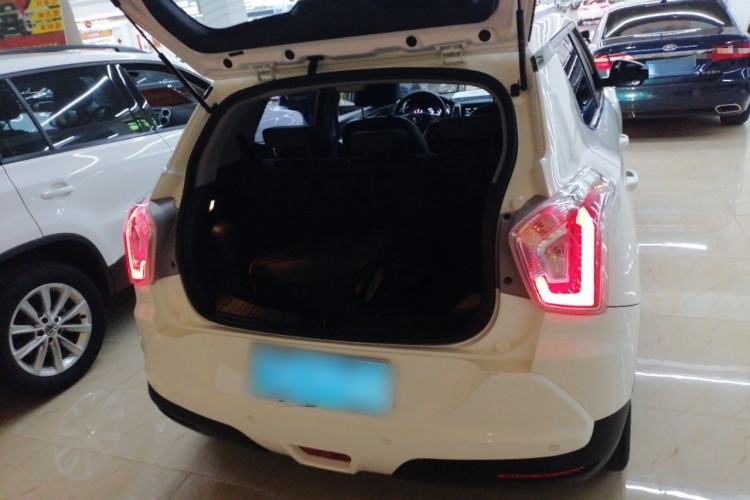 Used SsangYong Tivolan 2015 1.6L Automatic Two-Wheel Drive ZhiShang Edition Trunk