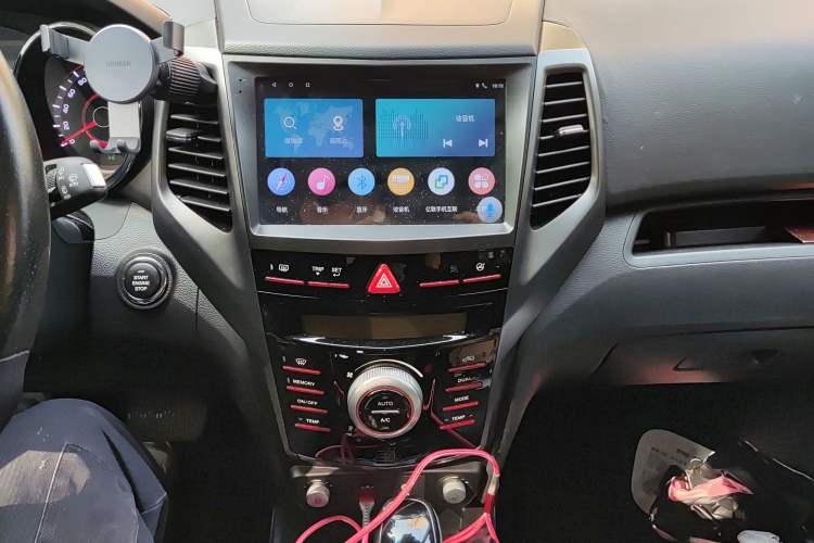 Used SsangYong Tivoli 2016 1.6L Gasoline Two-Wheel Drive Automatic Luxury Edition Audio And AC Panel