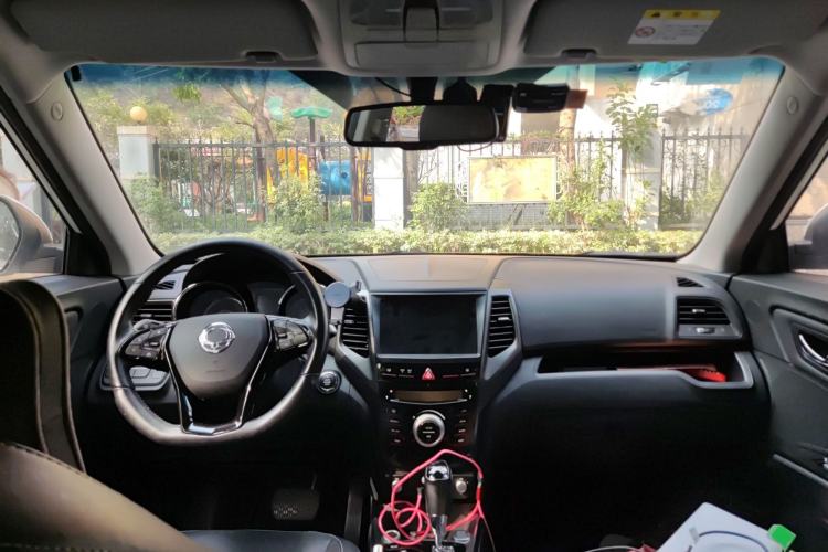 Used SsangYong Tivoli 2016 1.6L Gasoline Two-Wheel Drive Automatic Luxury Edition Center Console