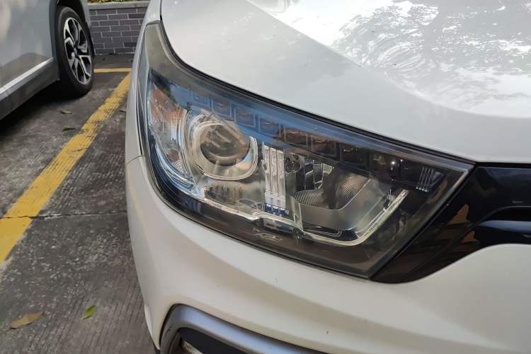 Used SsangYong Tivoli 2016 1.6L Gasoline Two-Wheel Drive Automatic Luxury Edition Right Front Headlight