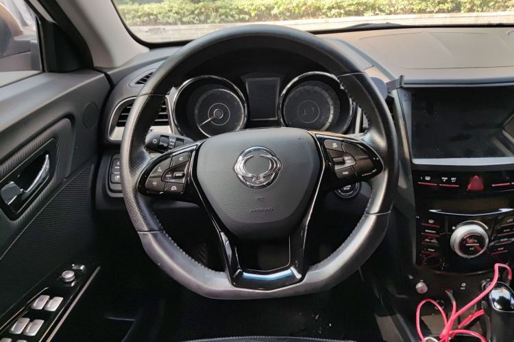 Used SsangYong Tivoli 2016 1.6L Gasoline Two-Wheel Drive Automatic Luxury Edition Steering Wheel