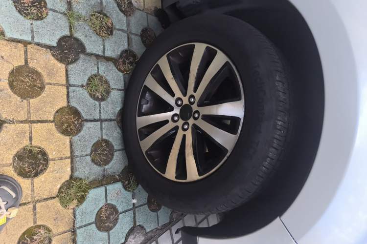 Used Subaru Forester 2012 2.5XS 15th Anniversary Deluxe Edition Right Front Wheel Hub