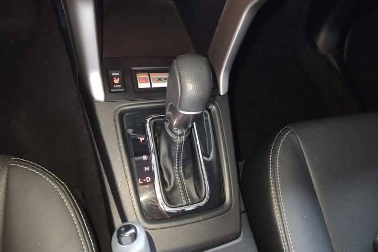 Used Subaru Forester 2013 2.5i Automatic Luxury Edition Gear Lever