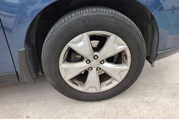 Used Subaru Forester 2013 2.5i Automatic Luxury Edition Right Front Wheel Hub