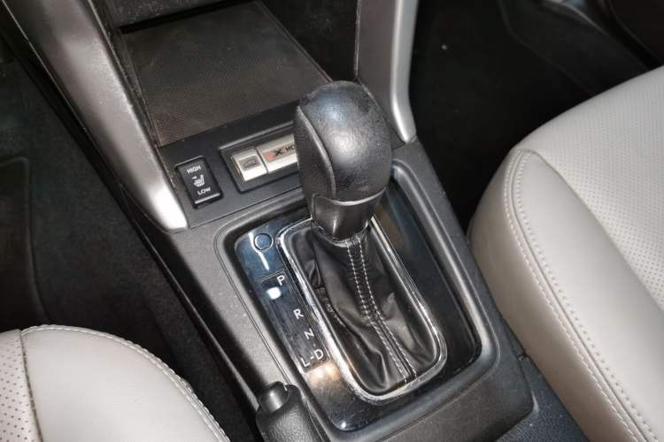 Used Subaru Forester 2013 2.5i Automatic Luxury Edition Gear Lever