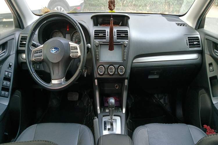 Used Subaru Forester 2013 2.0i Automatic Luxury Edition Center Console
