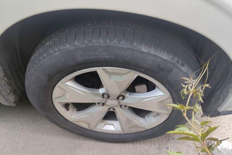 Used Subaru Forester 2013 2.5i Automatic Luxury Edition Right Front Wheel Hub