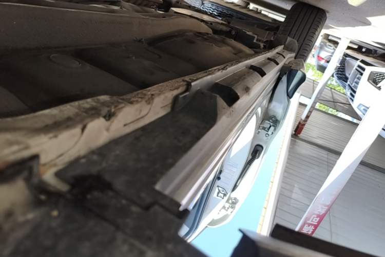 Used Subaru Forester 2013 2.0i Automatic Luxury Edition Right Side Sill