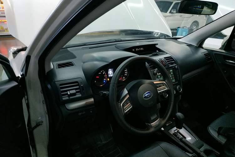 Used Subaru Forester 2014 2.0i Automatic Luxury Edition Center Console