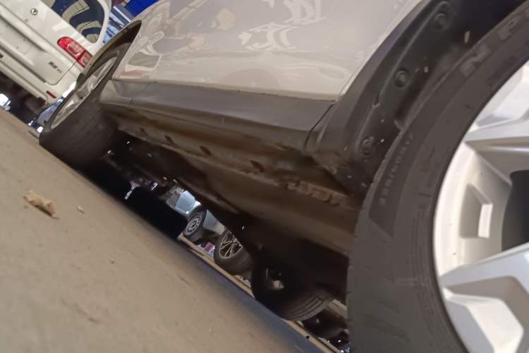 Used Subaru Forester 2014 2.0i Automatic Luxury Edition Right Side Sill