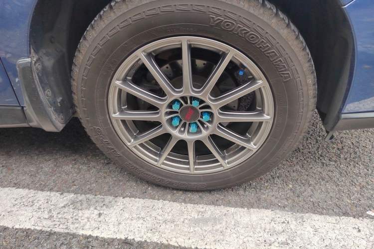 Used Subaru Forester 2016 2.5i Luxury Navigation Edition Right Front Wheel Hub