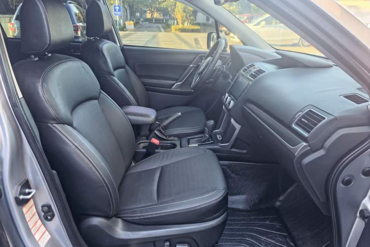 Used Subaru Forester 2016 2.5i Luxury Navigation Edition Interior 2