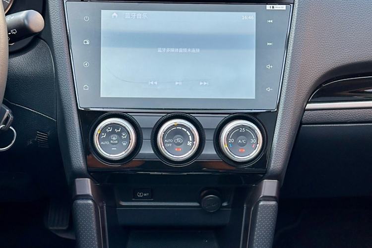 Used Subaru Forester 2016 2.0i Luxury Navigation Edition Interior 3