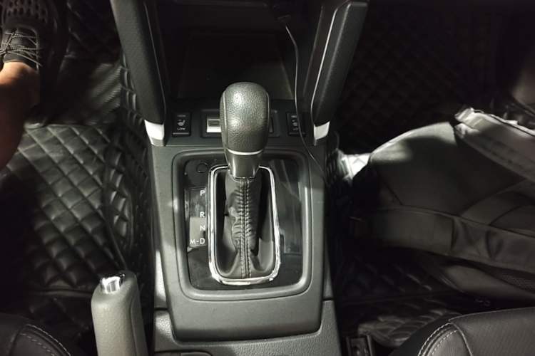 Used Subaru Forester 2018 2.5i Luxury Navigation Edition with EyeSight Gear Lever