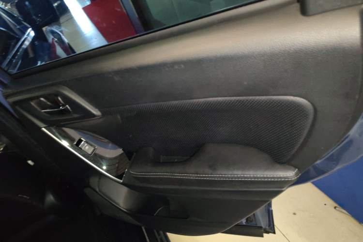 Used Subaru Forester 2018 2.0i Luxury Navigation Edition Interior 3