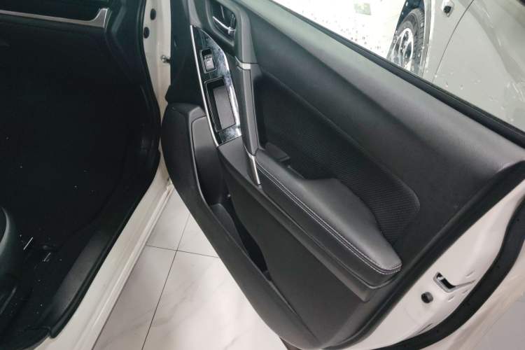 Used Subaru Forester 2018 2.5i Luxury Navigation Edition Interior 5