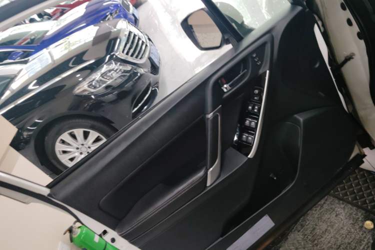 Used Subaru Forester 2018 2.5i Luxury Navigation Edition Interior 7