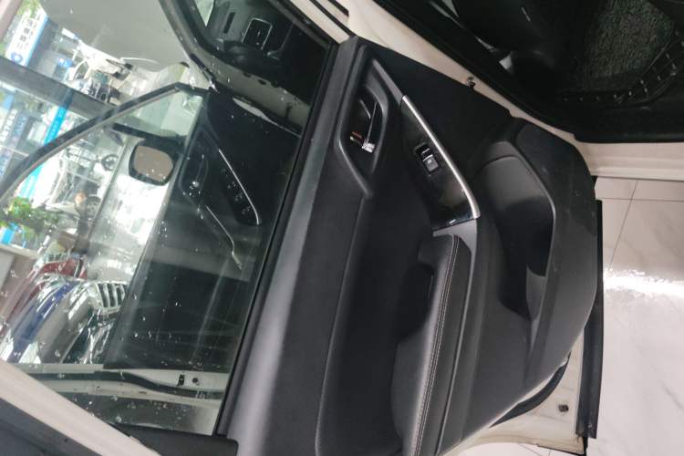 Used Subaru Forester 2018 2.5i Luxury Navigation Edition Interior 8