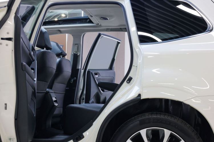Used Subaru Forester 2018 2.5i Luxury Navigation Edition with EyeSight Interior 9