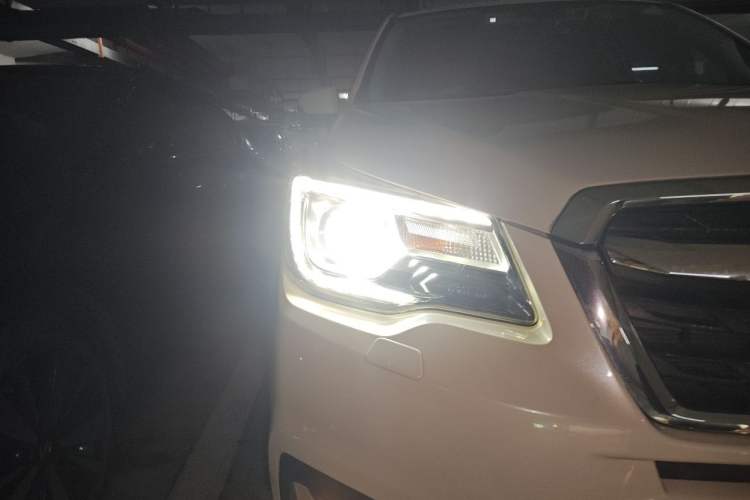 Used Subaru Forester 2018 2.5i Luxury Navigation Edition with EyeSight Right Front Headlight
