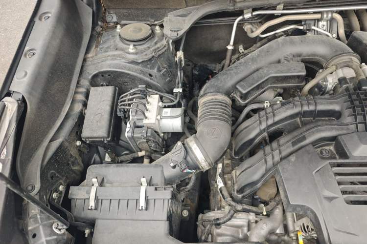 Used Subaru Forester 2022 2.0i AWD Luxury Edition EyeSight Engine Bay Right