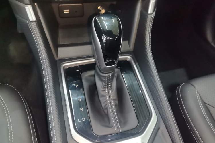 Used Subaru Forester 2022 2.0i AWD Luxury Edition EyeSight Gear Lever