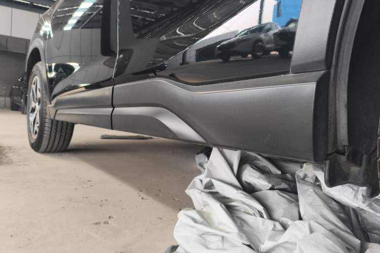 Used Subaru Forester 2024 2.0i AWD Luxury Edition EyeSight Left Side Sill
