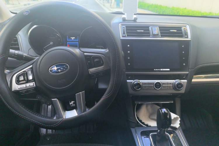 Used Subaru Legacy 2016 2.5i All-Wheel-Drive Glory Edition Center Console