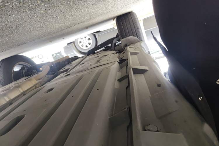 Used Subaru Outback 2019 2.5i Sport Navigation Edition with EyeSight Right Side Sill