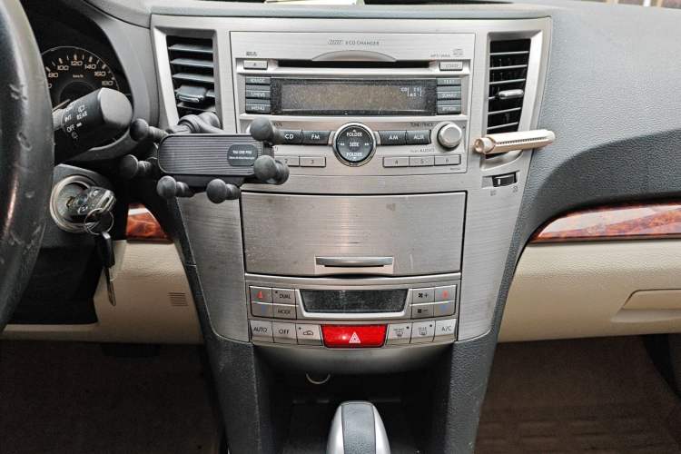 Used Subaru Outback 2010 2.5i Luxury Edition Audio And AC Panel