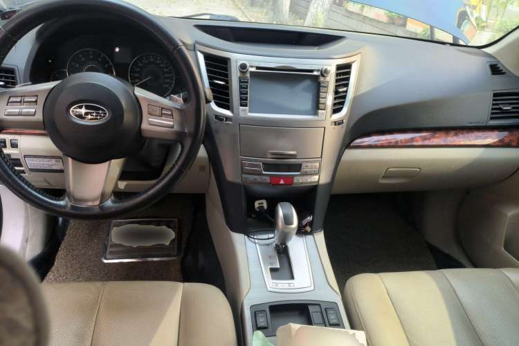 Used Subaru Outback 2010 2.5i Luxury Edition Center Console