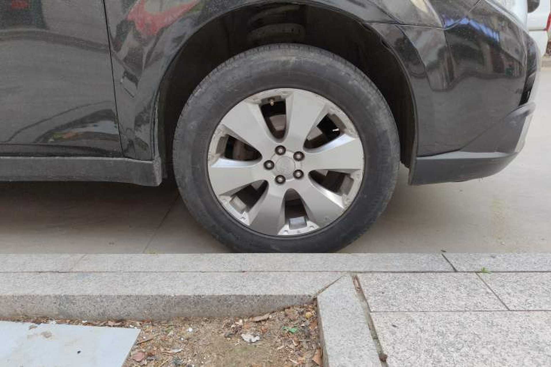 Used Subaru Outback 2010 2.5i Luxury Edition Right Front Wheel Hub