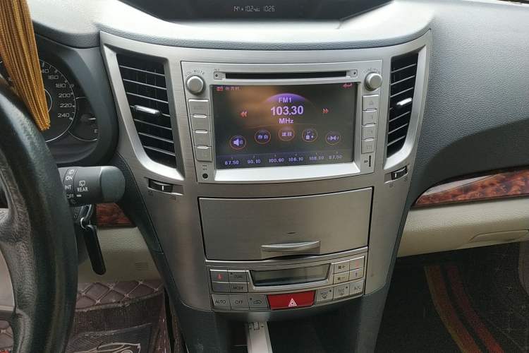 Used Subaru Outback 2010 2.5i Luxury Edition Audio And AC Panel