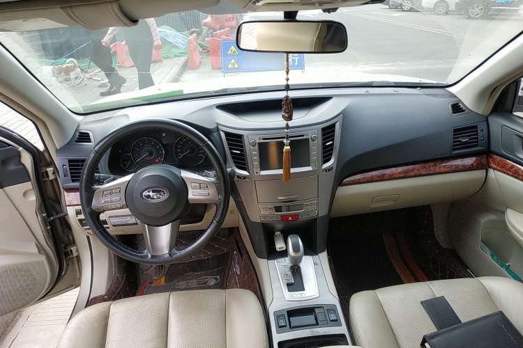 Used Subaru Outback 2010 2.5i Luxury Edition Center Console