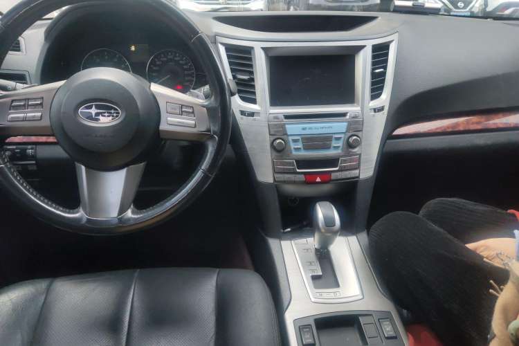 Used Subaru Outback 2010 2.5i Luxury Edition Center Console