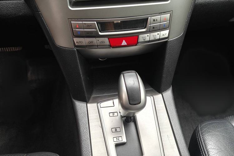 Used Subaru Outback 2010 2.5i Luxury Edition Audio And AC Panel