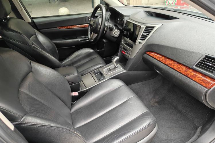 Used Subaru Outback 2010 2.5i Luxury Edition Interior 1