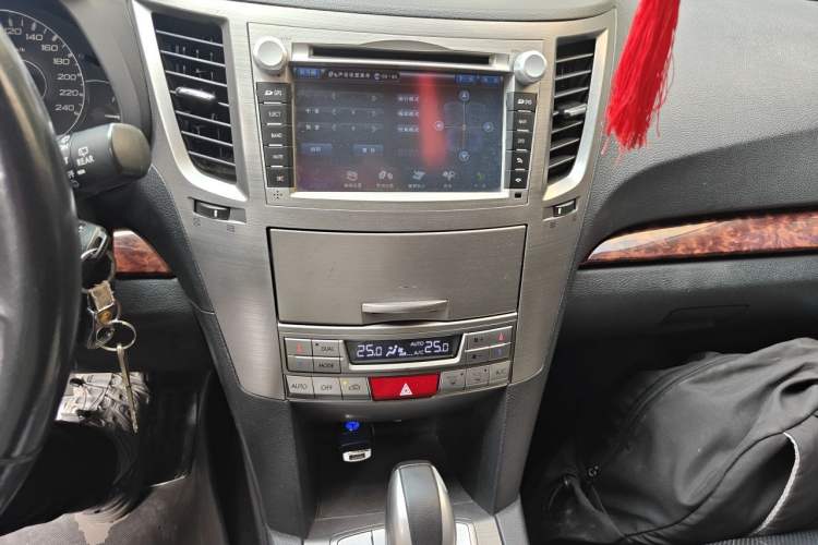 Used Subaru Outback 2010 2.5i Luxury Edition Audio And AC Panel