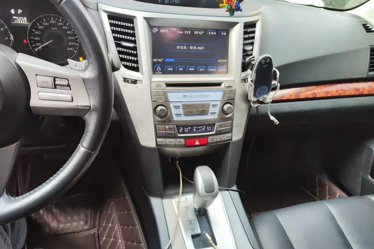 Used Subaru Outback 2010 2.5i Luxury Edition Audio And AC Panel