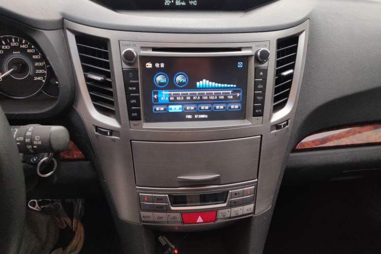 Used Subaru Outback 2010 2.5i Luxury Edition Audio And AC Panel