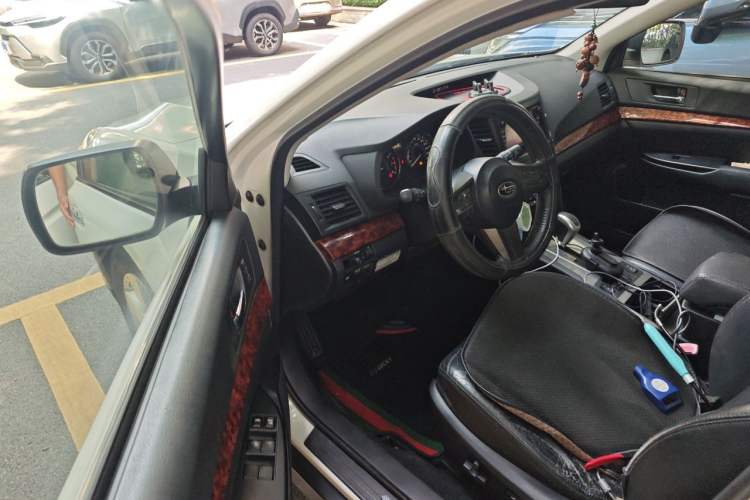 Used Subaru Outback 2010 2.5i Luxury Navigation Edition Driver Seat