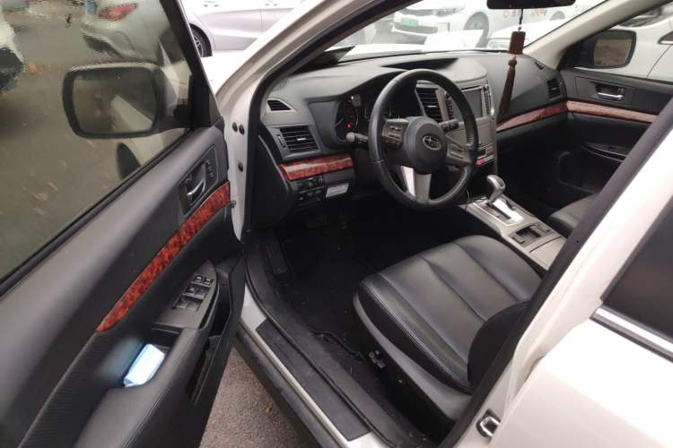 Used Subaru Outback 2010 2.5i Luxury Edition Driver Seat