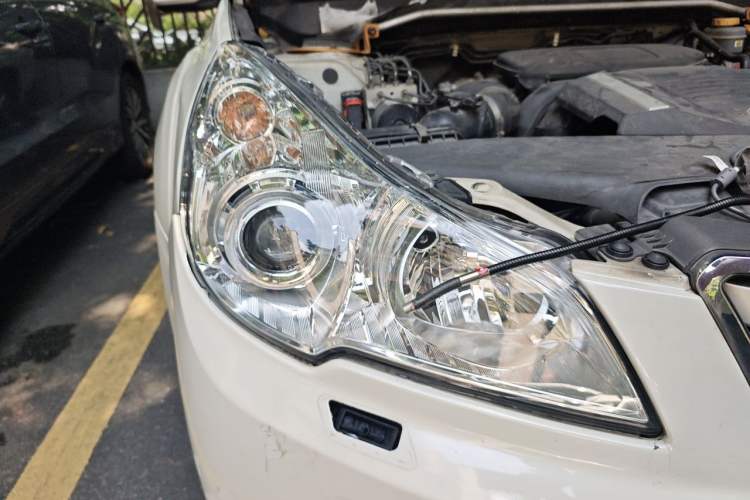 Used Subaru Outback 2010 2.5i Luxury Navigation Edition Right Front Headlight
