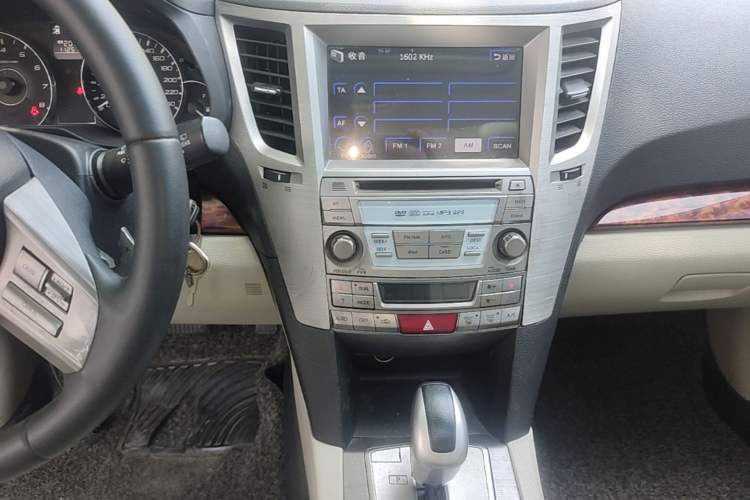 Used Subaru Outback 2011 2.5i Luxury Edition Audio And AC Panel